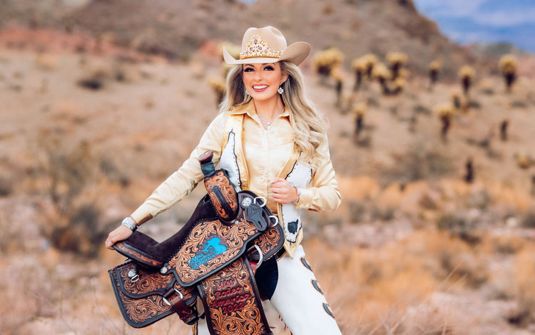 Hailey Frederiksen sosteniendo una silla de montar.